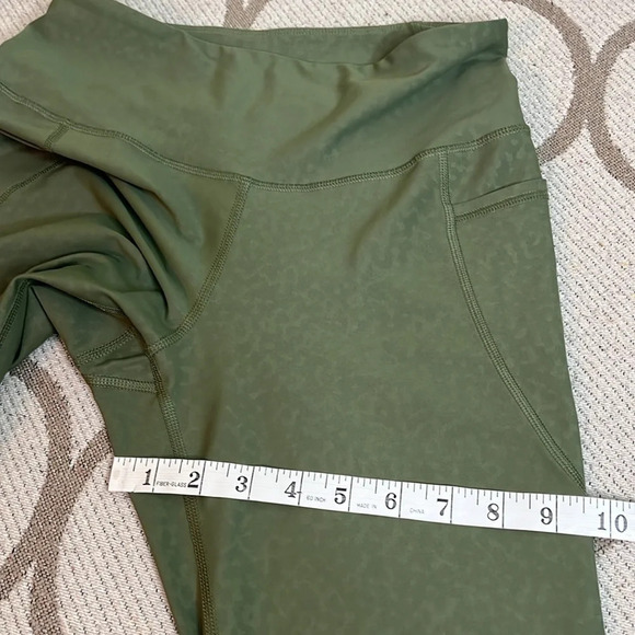 Old navy active elevate high rise go dry olive emboss leggings, 22” inseam - Picture 7 of 15